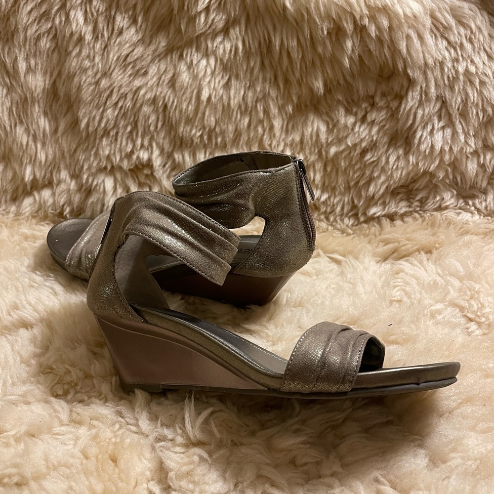 Kenneth Cole Reaction Wrap City wedge